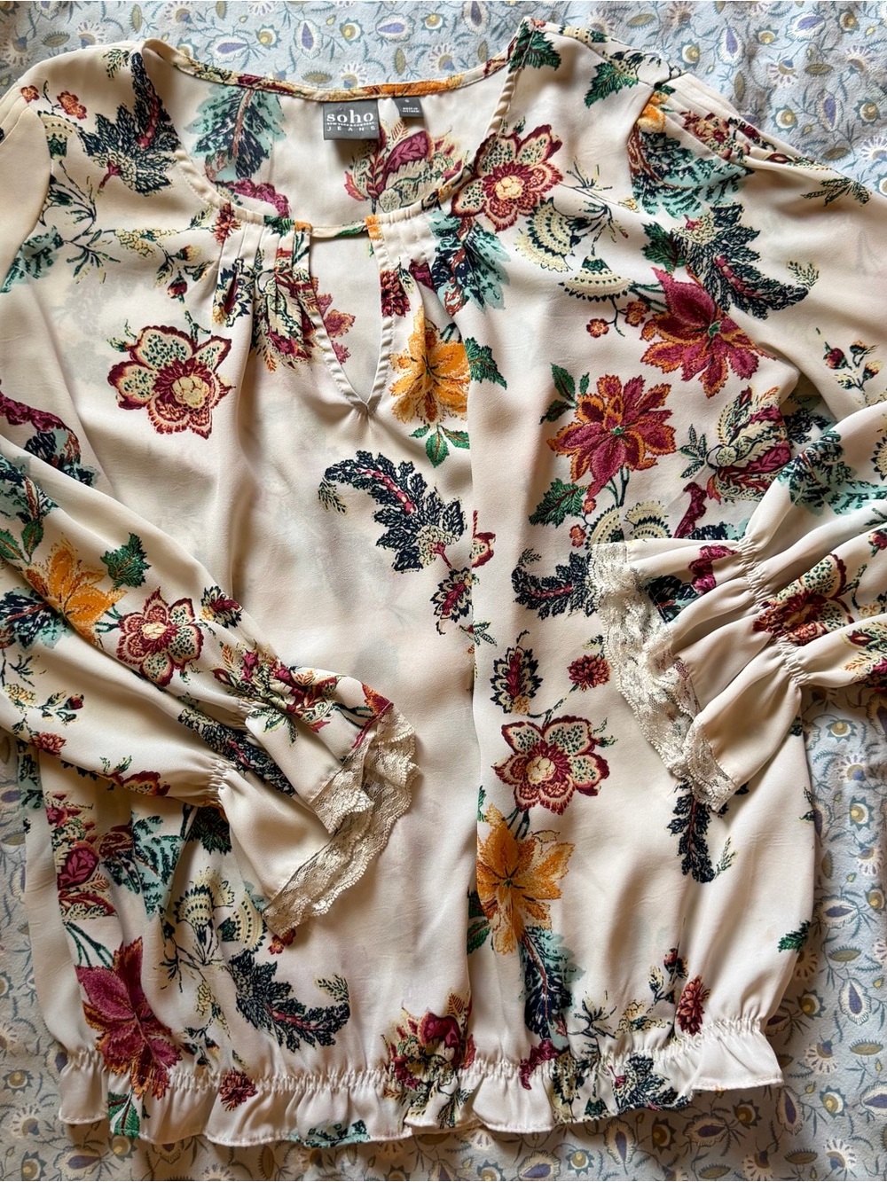 Soho jeans blouse cream and flowers size small